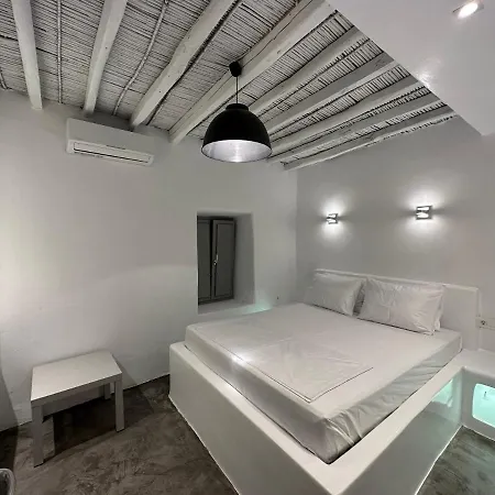 Center * Naousa (Paros)